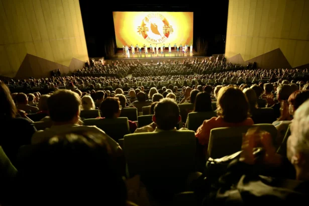 Shen Yun Performing Arts' curtain call at the Melbourne Convention and Exhibition Centre, Plenary Theatre, on March 11, 2026. (Grace Yu/The Epoch Times)