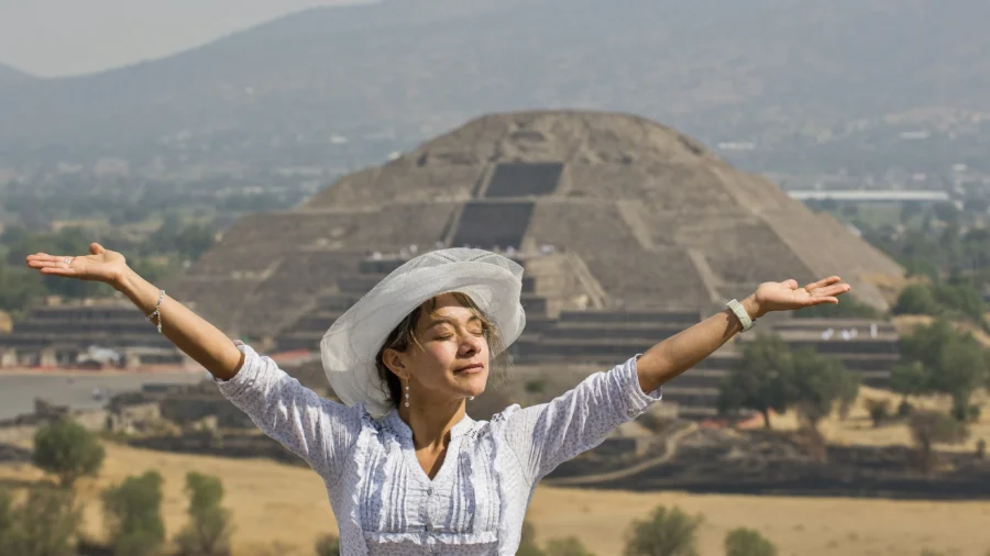 Visitors Gather at Mexico's Archaeological Sites for Spring Equinox