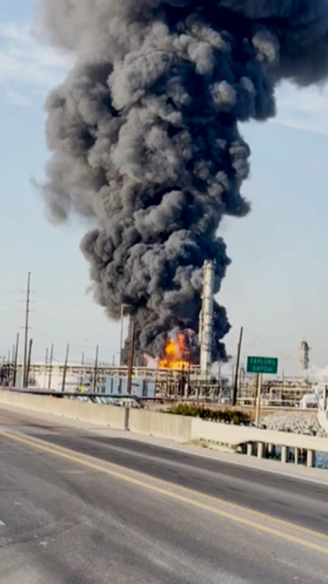 Video: Explosion Rocks Valero Oil Refinery on Texas’ Gulf Coast | NTD