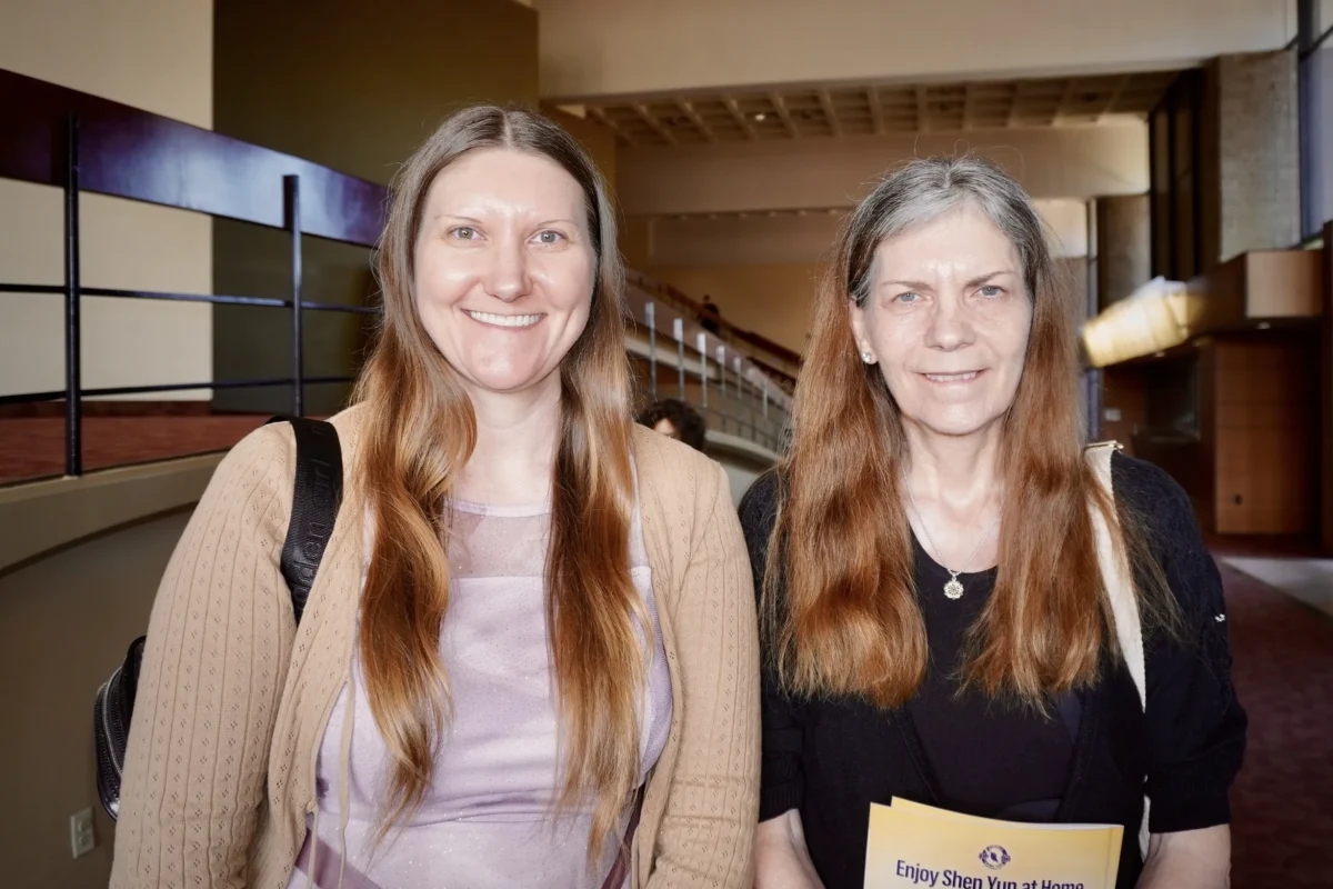 Cheryl Wengren and her mother attend Shen Yun Performing Arts at the William Saroyan Theatre in Fresno, Calif., on March 22, 2026. (Lily Yu/The Epoch Times)