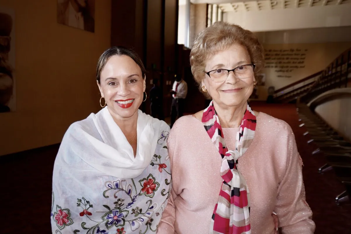 Michelle Bradford (L) and her grandmother watched Shen Yun Performing Arts at the William Saroyan Theatre in Fresno, Calif., on March 22, 2026. (Lily Yu/The Epoch Times)