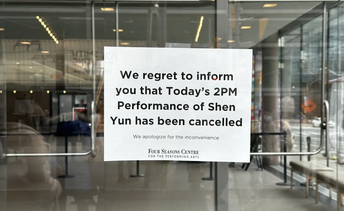 A sign posted at the Four Seasons Centre for the Performing Arts in Toronto on March 29, 2026, informs patrons that Shen Yun’s Sunday performance has been cancelled. (The Epoch Times)