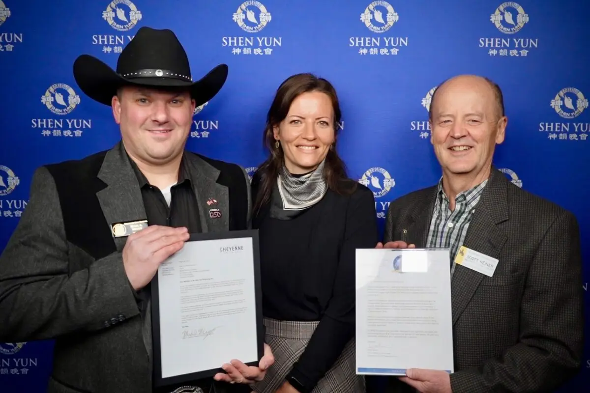 Cheyenne City Councilman Mark Moody (L) and Wyoming House Majority Floor Leader Scott Heiner (R) present letters of congratulations to Shen Yun at the Cheyenne Civic Center on March 31, 2026. (NTD)