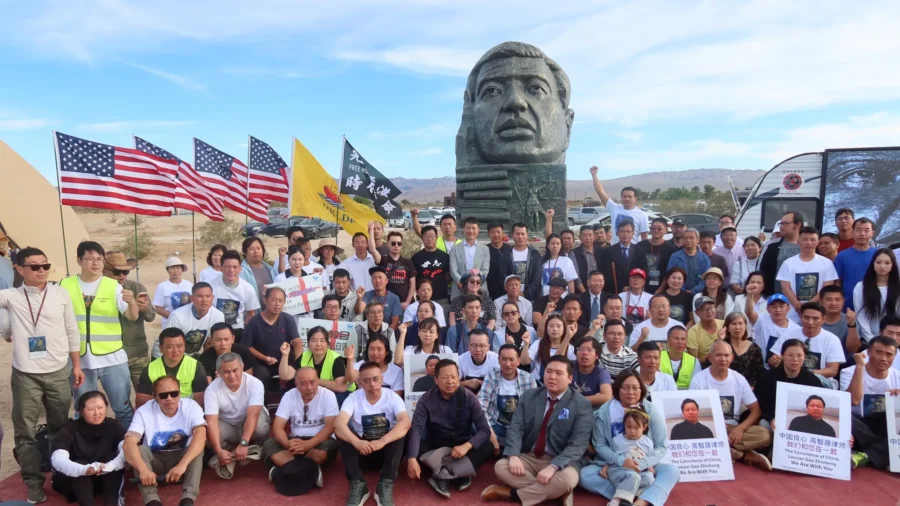 Partidarios de la democracia china develan escultura del abogado de derechos humanos Gao Zhisheng en California