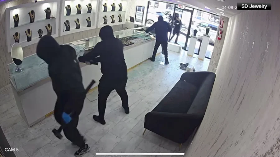Daylight Jewelry Store Robbery in New Jersey Caught on Camera