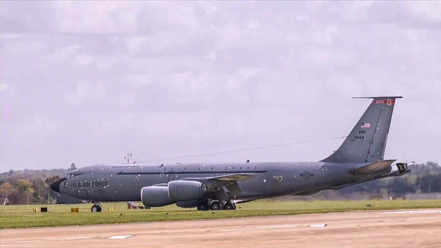 Damaged US Air Force KC‑135 Plane Touches Down at RAF Base in England