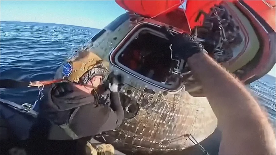New Video Shows Divers Recovering Artemis II Astronauts After Splashdown