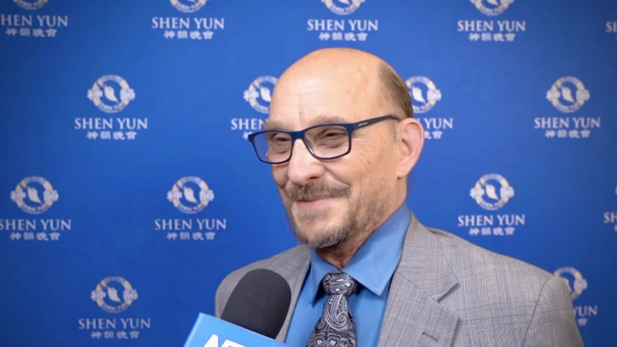 Professor Brings Students to an Eye-Opening Shen Yun Experience