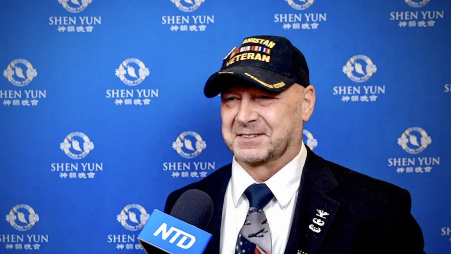 Senator Presents Freedom Medals to Shen Yun Artists