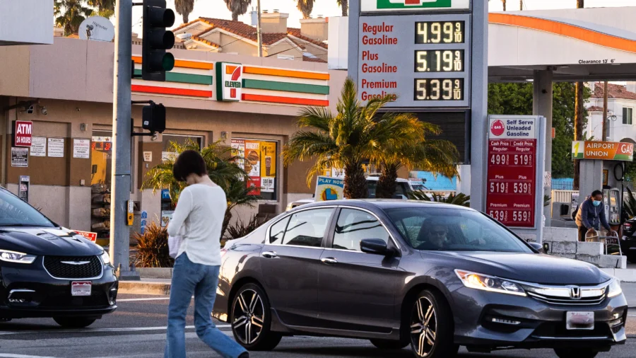 US Economy Rebounds With 2 Percent Growth in 1st Quarter