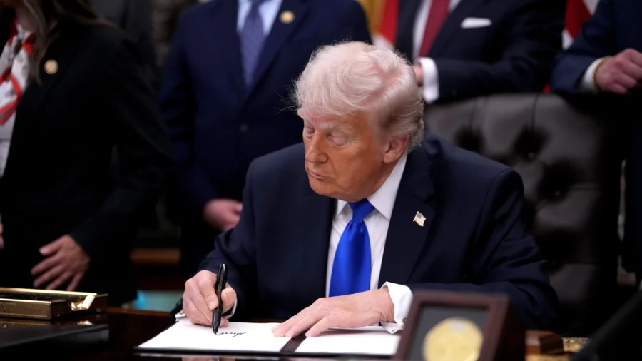 Trump Signs Executive Order to Expand Access to Retirement Plans