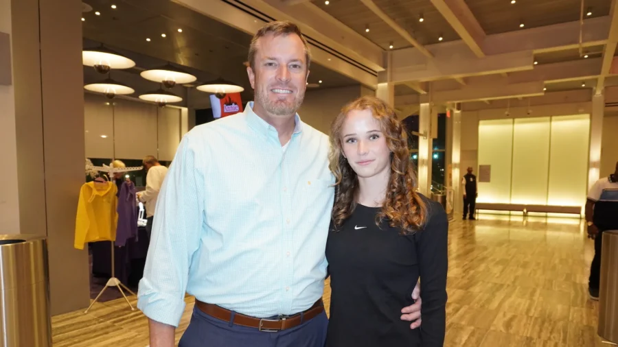 Father and Daughter Enjoy Witnessing True Chinese Culture