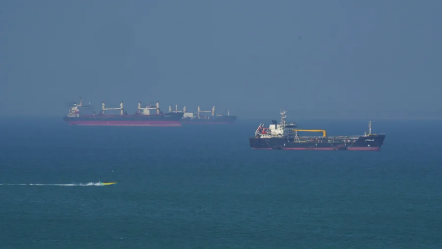Trump Says US Will Help Free Ships Stranded in Strait of Hormuz