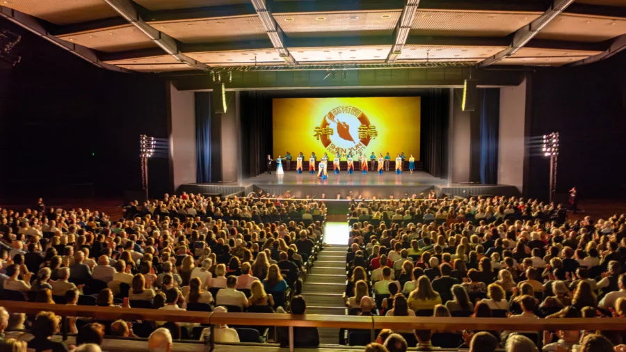 Chinese Audience Members Moved to Tears: ‘Only the Divine Could Accomplish’ Something Like Shen Yun