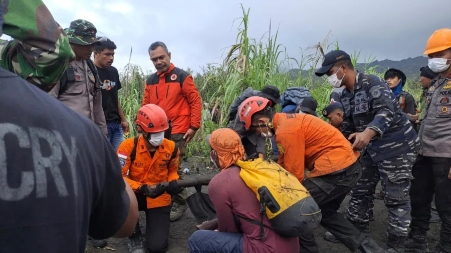 Bodies Retrieved From Indonesian Volcano After Eruption Kills 3 Hikers