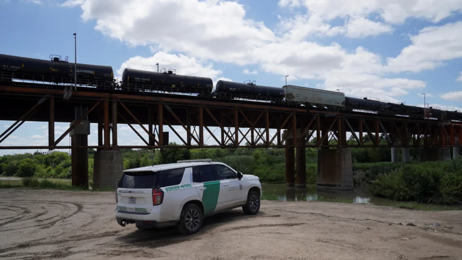 Heat Stroke Is Suspected Among 6 Found Dead in a Shipping Container at Rail Yard Near Texas Border