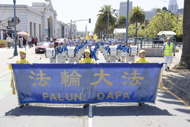 Tian Guo Marching Band leads the parade in San Francisco on May 9. (Lear Zhou/The Epoch Times)