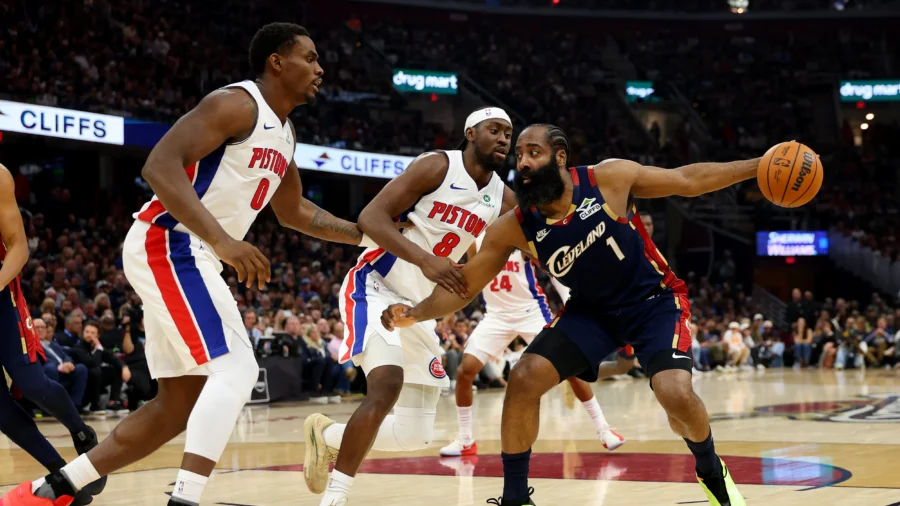 Cavs, Spurs Can Clinch as NBA Playoffs Resume