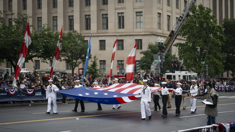 Memorial Day Parade In DC Honors Fallen Heroes