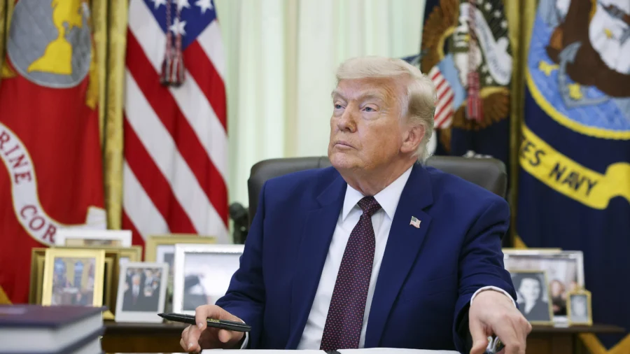 Trump Says US Weighing Taking Stakes in AI Companies