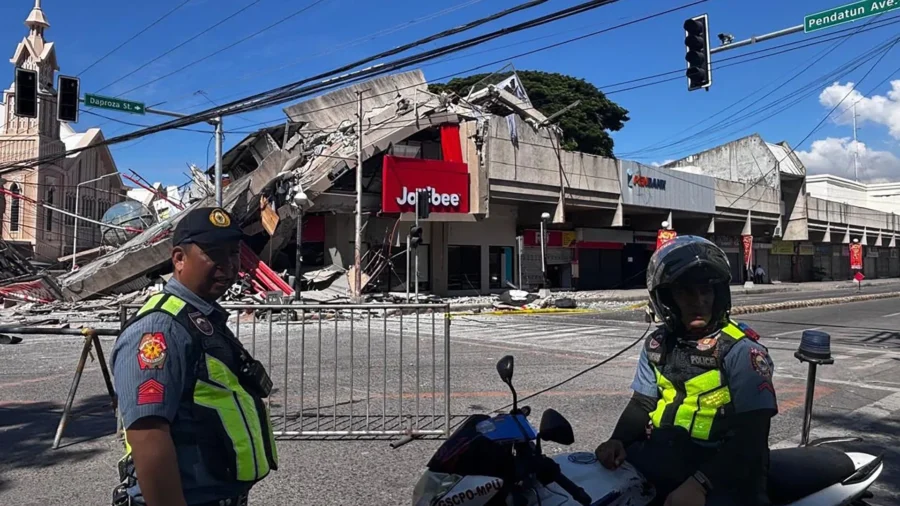 Ground Shakes, Trees Sway as 7.8 Magnitude Quake Strikes Southern Philippines