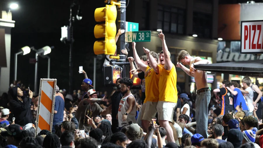 Knicks Fans Climb Scaffolding, Jump on Cars