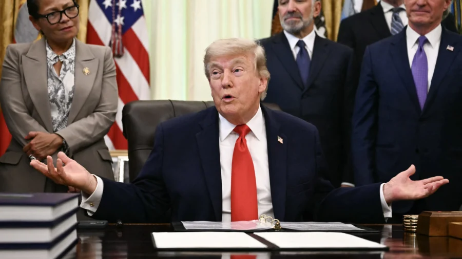 Trump Answers Question From NTD Reporter Iris Tao at Oval Office