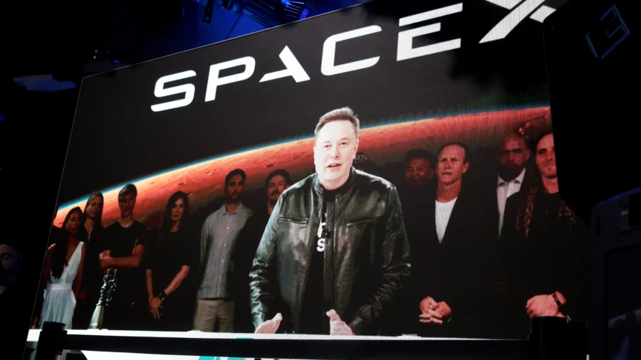 Elon Musk Becomes World's First Trillionaire as SpaceX Surges on Debut