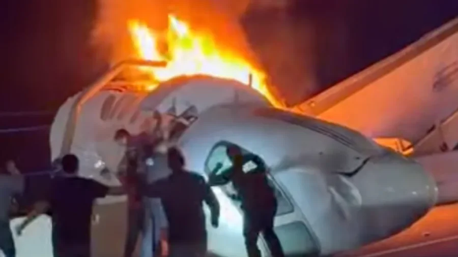 1 Killed When Small Plane Crashes on Texas Highway; People Leave Vehicles to Try to Help