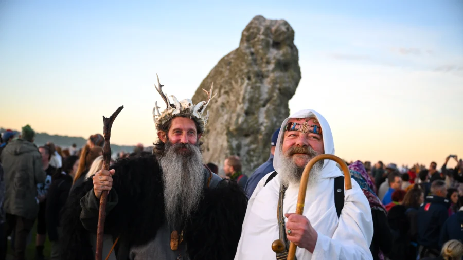 Thousands Gather for Summer Solstice at Stonehenge