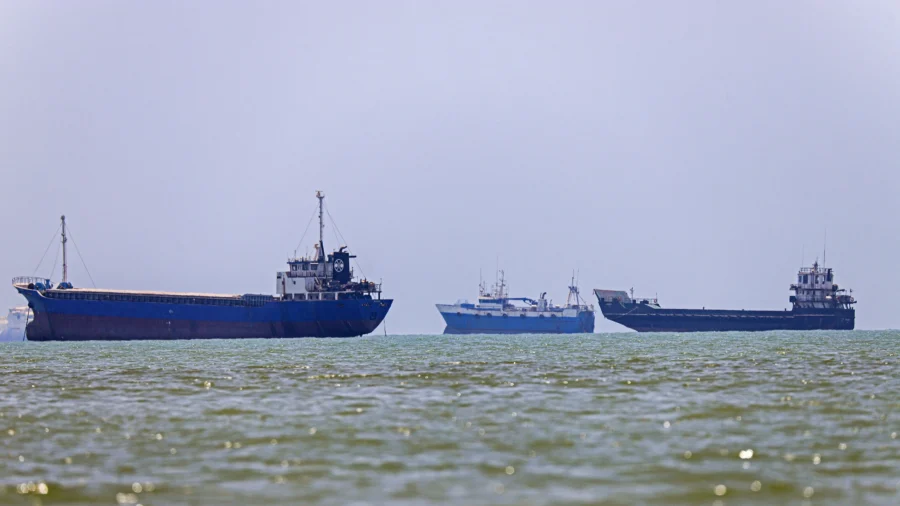 US, Iran Signal They Won’t Back Down Over Strait of Hormuz Control