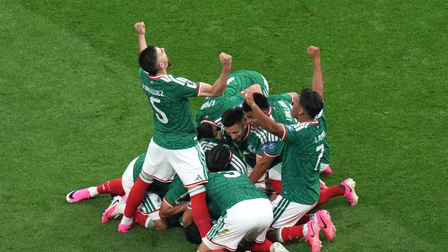 Mexico Ends a 40-year Knockout Drought, Beats Ecuador 2-0 to Reach the Round of 16