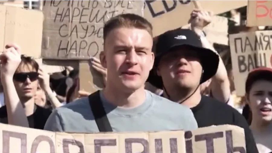 Ukrainians Protest Dismissal of Defense Minister Fedorov After Only 6 Months in Office