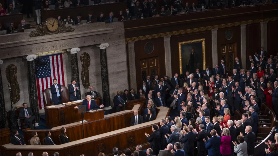 Top Forecaster Still Favors Democrats to Win House, but GOP Retains a Path to Hold Majority