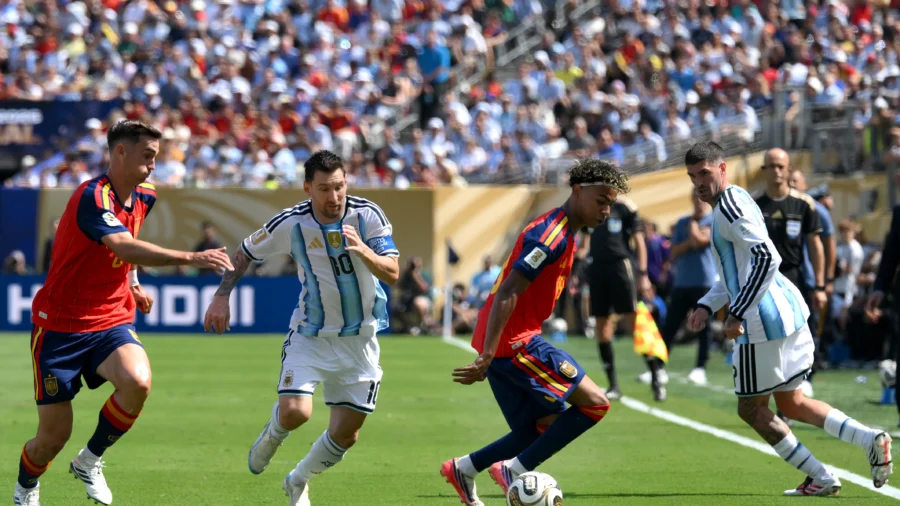 Spain Controls 1st Half, but Settles for 0–0 Score With Argentina at Halftime in World Cup Final