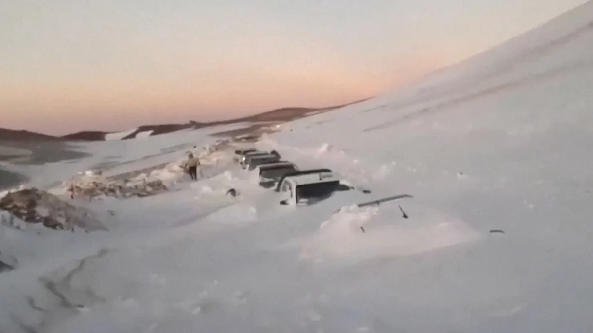 Heavy Snow Buries Vehicles, Strands Over 100 Tourists in Argentina’s Andes