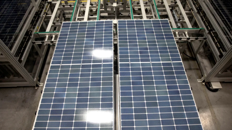 Trump Signs Order Imposing Price Floor, Tariffs on Polysilicon to Counter China