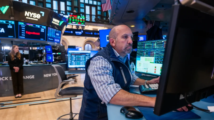 Wall Street Review: S&P 500 Hits Record High as Inflation Cools, Earnings Stay Strong