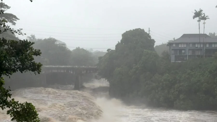 Lala Is Again Tropical Storm, Sending Drenching Rain and Winds Across Hawaiian Islands