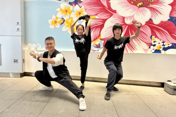 Martial arts teacher Han Jixiang (L) with his daughter, Han Aini (C), and student Chen Yinheng at the 2026 NTD International Traditional Chinese Martial Arts Competition. (Ye Zhen/The Epoch Times)