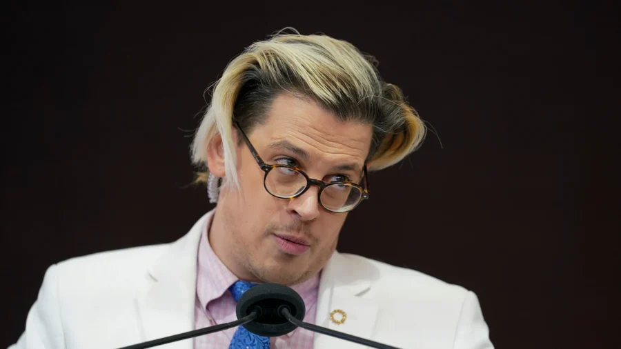 Right-Wing Commentator Milo Yiannopoulos Deported to UK After ICE Arrest