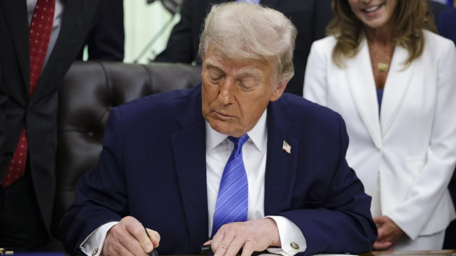 Trump Signs Stopgap Bill to Fund Government Through Midterms