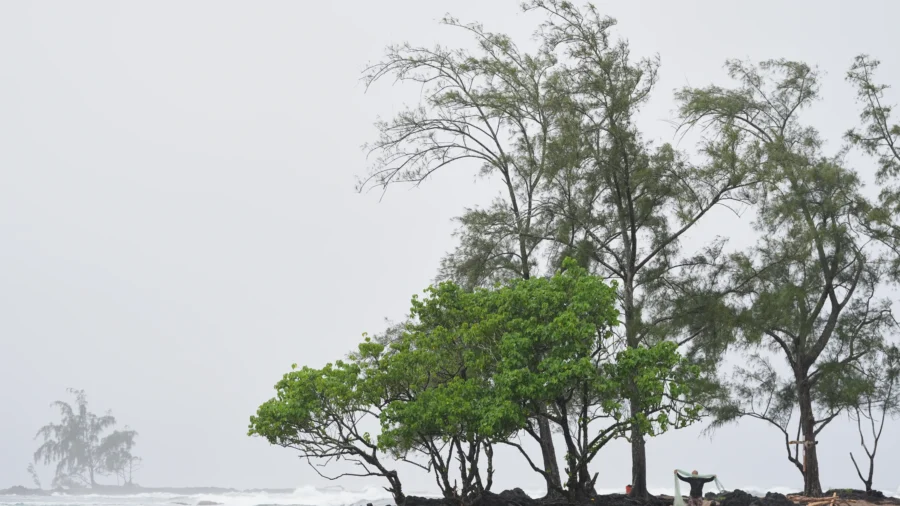 Hurricanes in the Pacific Threaten Hawaii and Mexico With Floods and High Surf