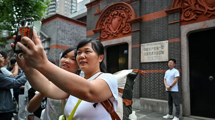 China's National Holiday Dilemma: Record Tourist Volume, 3-Year Low in Spending