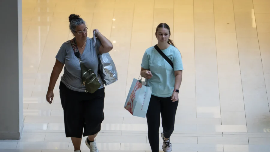 US Retail Sales Blow Past Expectations on Higher Gas Station Receipts