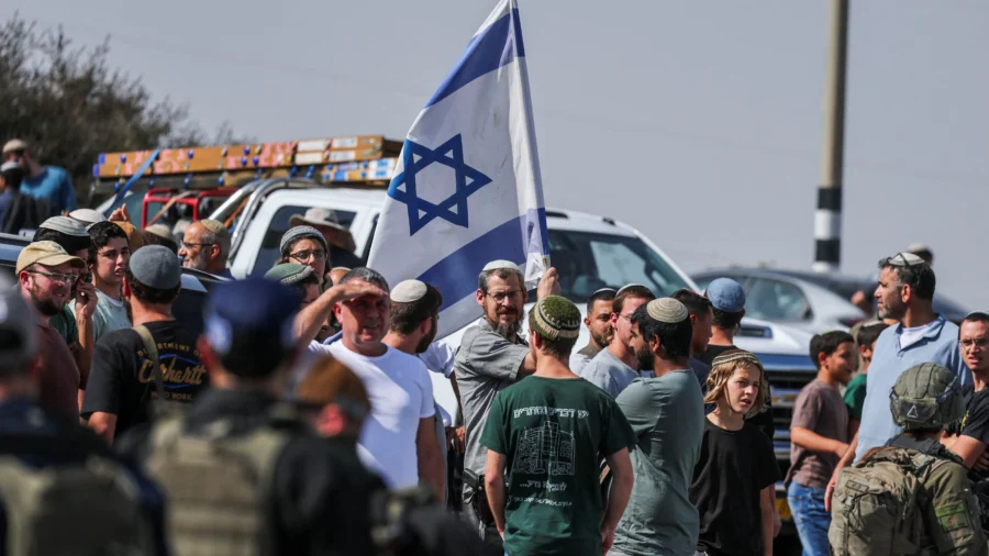 Israel Prepares to Close West Bank After Attack Kills 2 Soldiers | NTD