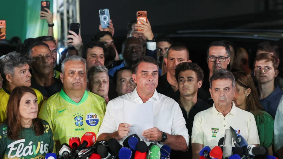 Flavio Bolsonaro Says Brazil Federal Police Ordered Him to Surrender ...