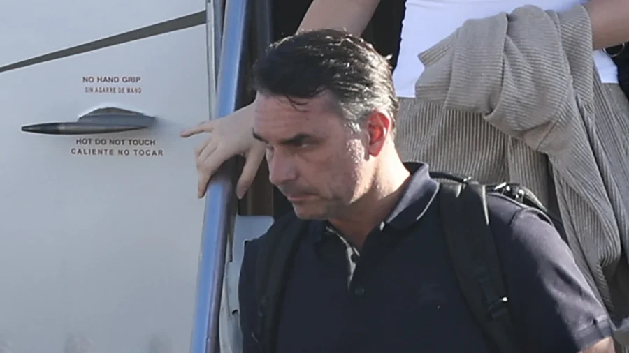 After Landing in US, Flavio Bolsonaro Declares Himself Brazil's Rightful Leader