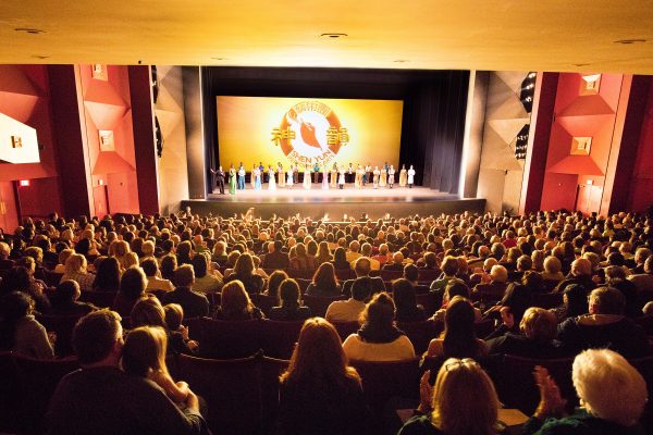 Curtain call at the April 19, 2018, performance of Shen Yun Performing Arts.