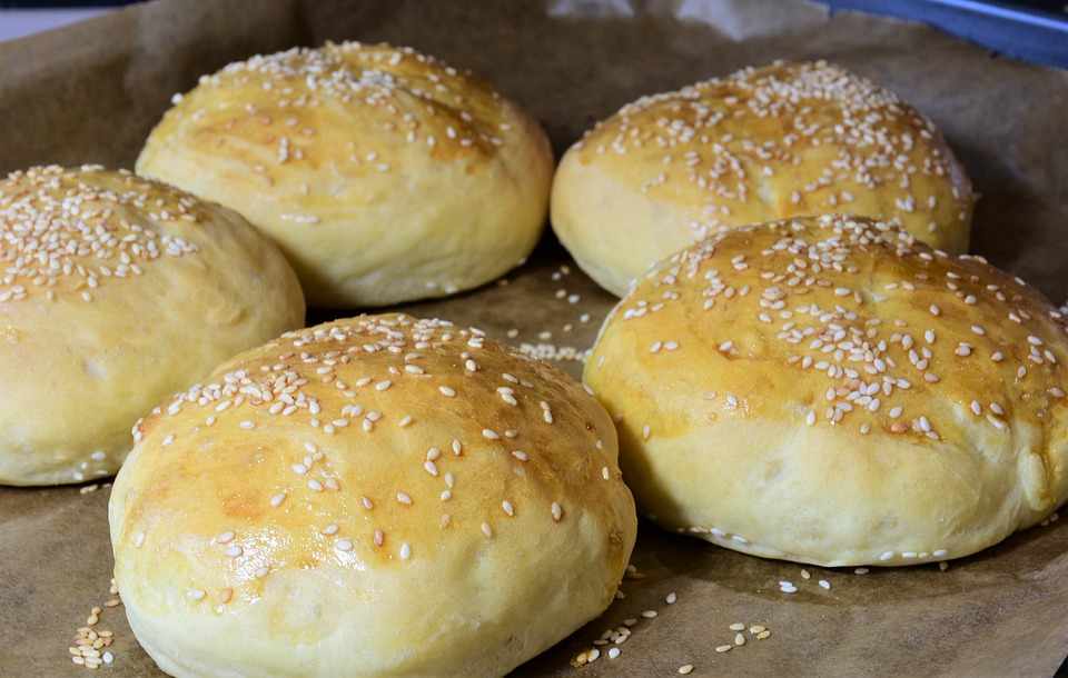Stock image of hamburger buns. (RitaE/Pixabay)